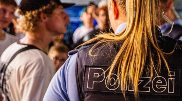 un exercitiu antitero a devenit o interventie reala dupa ce un fost politist l a injunghiat pe amantul sotiei sale