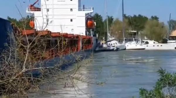 o nava a esuat pe canalul sulina al dunarii lovind si mai multe vase ancorate la mal video