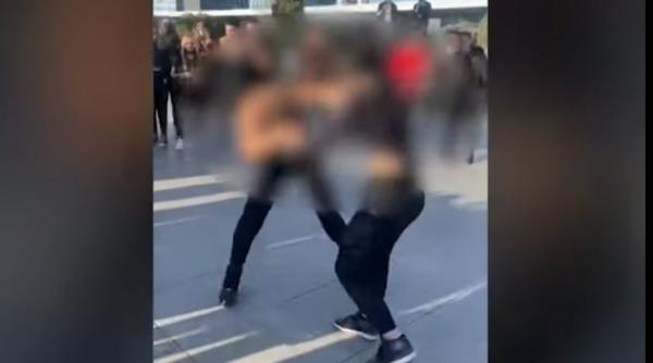 video doua tinere si au impartit pumni si picioare pe terasa unui mall din capitala