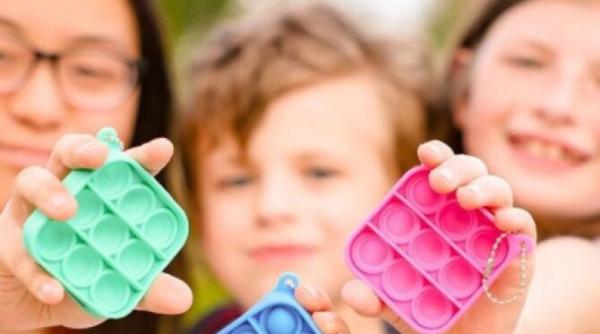 cine a inventat pop it ul jucaria care a creat isterie printre copii magazinele sunt pline dupa ce o maimuta i a facut promovare