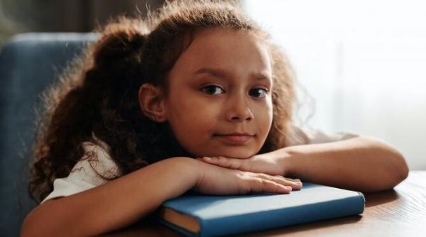 i au taiat parul la scoala asa ca tatal a dat unitatea de invatamant in judecata