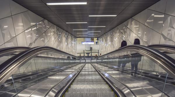 tot mai multi londonezi cad pe scarile rulante din metrou pentru ca nu se tin de teama sa nu se infecteze