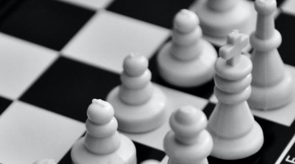 scandal sexist cu gambitul damei cine da in judecata netflix pentru defaimarenetflix