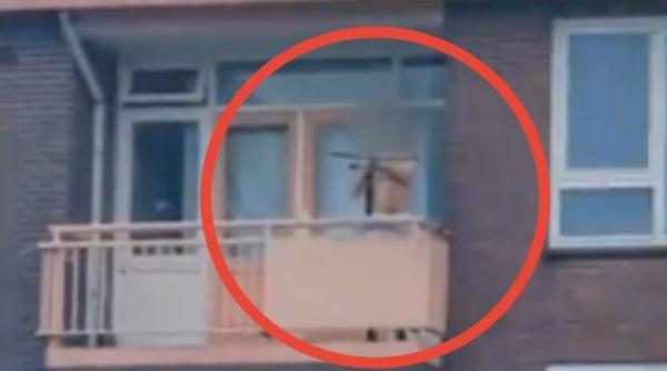 video barbat filmat in timp ce trage cu albaleta in trecatori de la balcon doi morti si un ranit