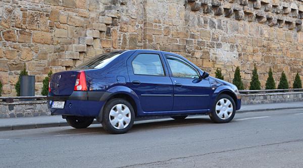 italienii au inclus dacia logan in topul celor mai urate masini din ultimii 20 de ani