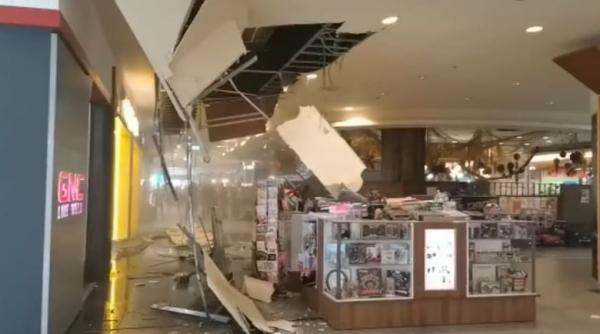 tavanul unui mall din cluj s a prabusit video