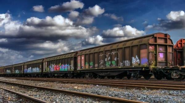 un adolescent s a electrocutat la deva dupa ce s a urcat pe un vagon