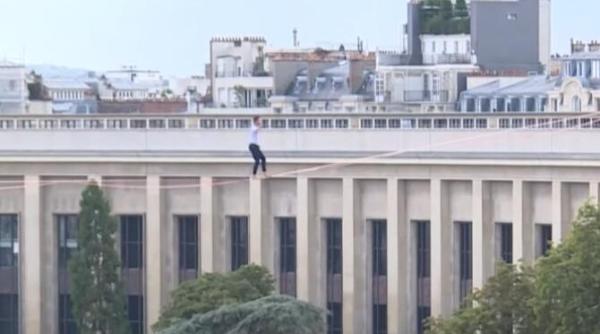 acrobatii la 70 de metri inaltime un francez a mers pe coarda intre turnul eiffel si teatrul chaillot video