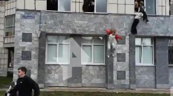 atac la o universitate din rusia studentii au sarit pe geam pentru a scapa video