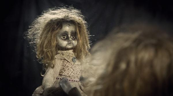 ca in filmele de groaza un barbat a gasit o papusa si un bilet in peretele casei sper sa aveti cutite