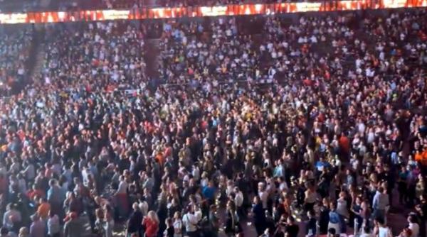 cluj napoca un nou concert fara respectarea masurilor mii de oameni umar la umar in sala polivalenta video