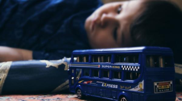 copiii motilor de pe vaile ariesului lasati pe mana asa numitilor rechini nu mai au transport gratuit spre scoli