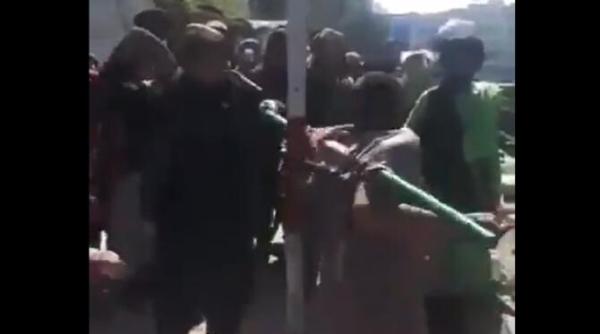 imagini cu impact emotional in kabul un barbat care ar fi furat un telefon e biciuit cu lantul video