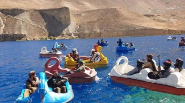 talibanii inarmati cu bazooka se plimba cu hidrobiciclete in forma de lebada pe un lac din afganistan foto