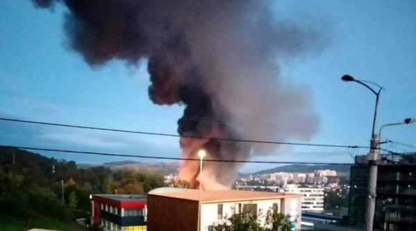 incendiu cu degajari mari de fum la o hala din cluj locuitorii orasului avertizati prin ro alert in privinta poluarii