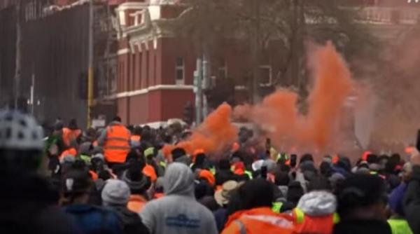 razboi stradal intre manifestantii antivaccinisti si politie la melbourne magazine si masini vandalizate 3 politisti raniti video