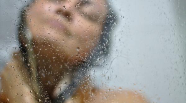 un barbat din botosani a sunat la 112 pentru ca era nemultumit de serviciile unei prostituate