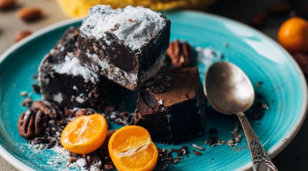 prajitura rapida cu nuca si cacao se amesteca toate ingredientele si se baga la cuptor