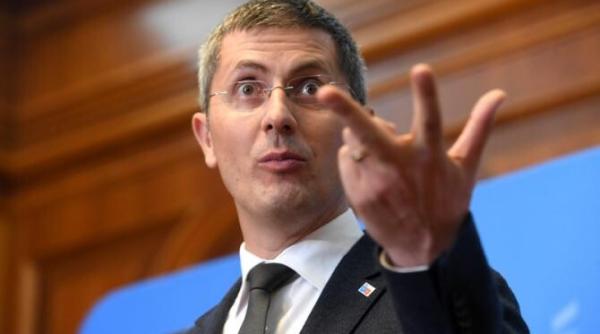 citu catre usr plus nu pot sa stau sa oprim romania pentru un partid mic care si ia jucariile si pleaca