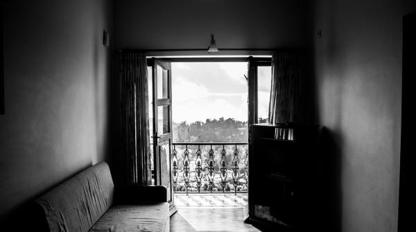 un copil de 4 ani a murit dupa ce a fost scapat de la balcon de ingrijitorul sau