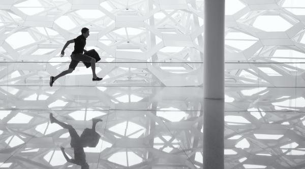 video viral doi barbati au alergat o bila imensa ce se intampla acolo de fapt