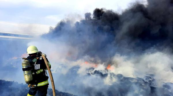 incendiu langa bucuresti cu degajari mari de fum foto