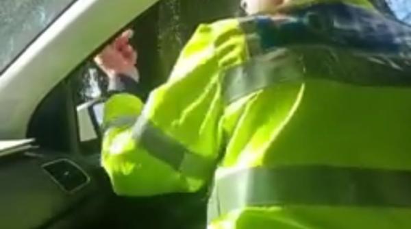 video doi politisti cercetati dupa ce au strigat dupa o femeie pe strada esti prea mare nu mai vede radarul