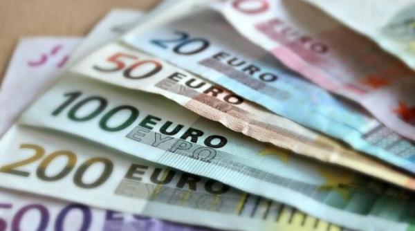 euro depaseste 5 lei in urmatoarele luni explicatiile analistilor financiari
