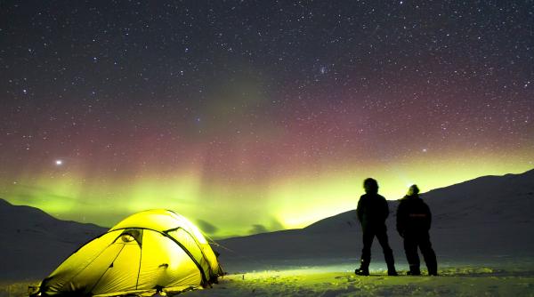 furtuna geomagnetica in aceasta noapte sanse mari de aurore boreale inclusiv in romania