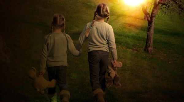 doua fetite isi vand jucariile plangand pe o strada din roman pentru ca parintii sa achite facturile