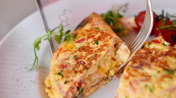 omleta pufoasa cu ceapa verde si sunca afumata reteta super simpla dar delicioasa