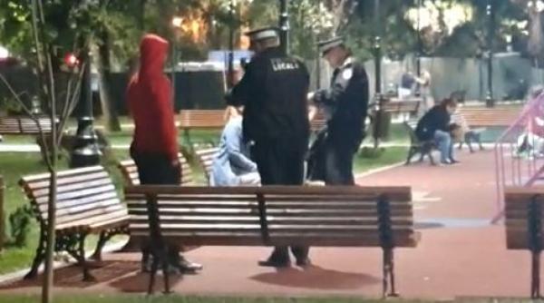 autoritatie din targoviste cu ochii pe cei care mananca seminte si fumeaza in spatiul public primarul cristian stan 33 de amenzi in ultimele 2 zile au facut curat