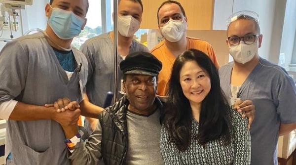 pele a fost externat din spital  medicii  optimisti privind sanatatea starului