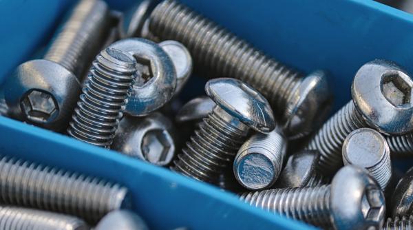 un barbat a inghitit peste 1 kg de obiecte metalice intre care cuie si suruburi dupa ce a renuntat la alcool