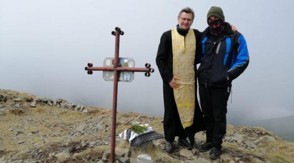 preotul crin tradafil theodorescu m am vaccinat fluierand si o sa fac si boosterul unii mi au spus ca sunt vandut