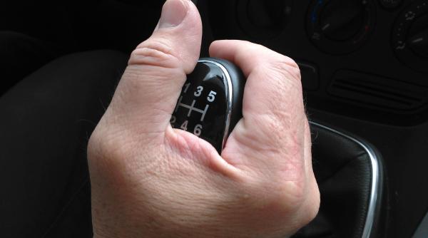 8 semne care arata defectiuni la cutia de viteze manuala