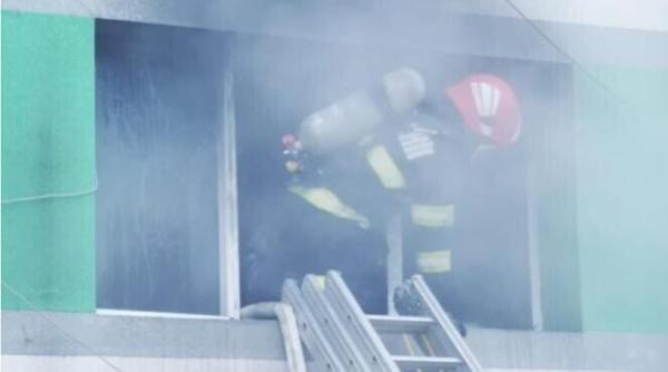 incendiu ati pacienta detaliu sfasietor trageau de noi pe scari haide mama a venit asistenta ca miroase a ceva incins m a bufnit rasul noi nu aveam miros