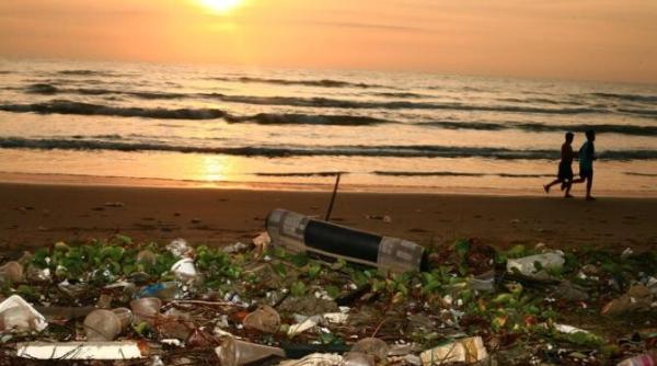 poluare masiva peste 3 700 de tone de plastic plutesc in apele marii mediterane