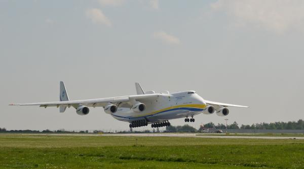 an 225 cel mai mare avion cargo din lume va ateriza joi in romania