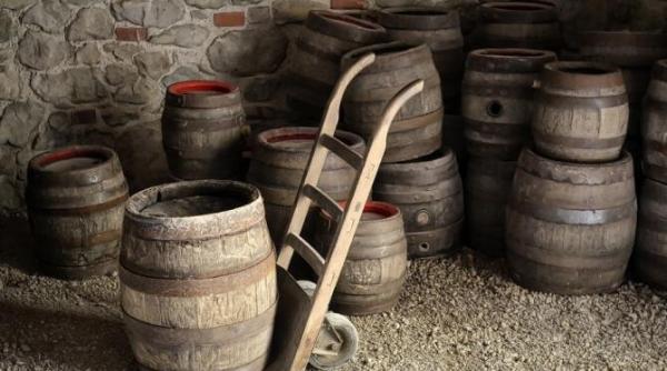 cazuti in beci langa butoiul care fermenta  o persoana a decedat  pompierii  cateva minute pot fi fatale