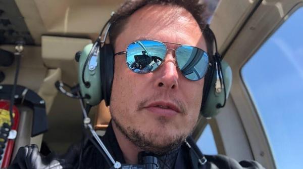 elon musk deschide portile tesla mii de curiosi in vizita