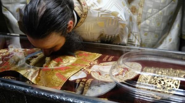 peste 16 000 de pelerini au trecut pe la moastele sfintei parascheva preotii cer derogare medic acolo va fi catastrofa s au intrecut in aberatii galerie foto