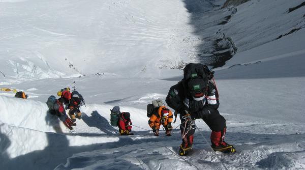 doi alpinisti din brad in expeditie pe himalaya cel mai frumos view spre everest