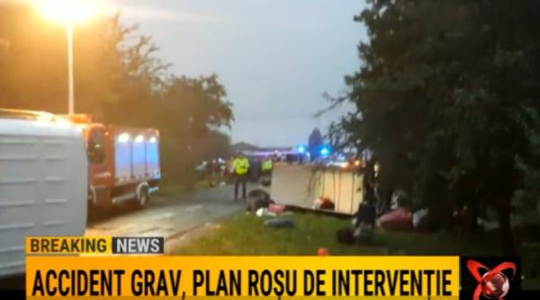 accident grav in arad un microbuz s a ciocnit cu o masina plan rosu de interventie