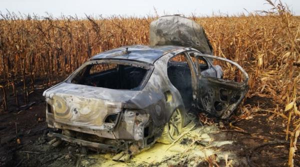 focuri de arma si tigari de contrabanda granicerii au urmarit o masina care a fost apoi incendiata de contrabandisti