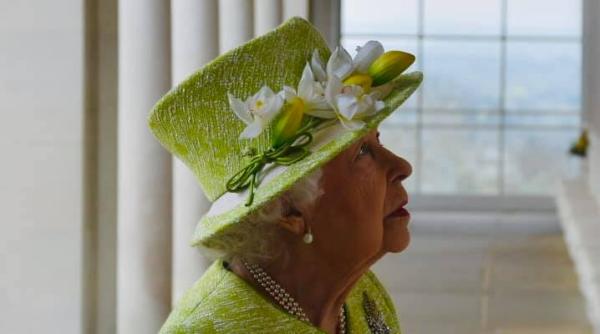 regina elisabeta a ii a in baston la un eveniment public palatul buckingham fara reactie