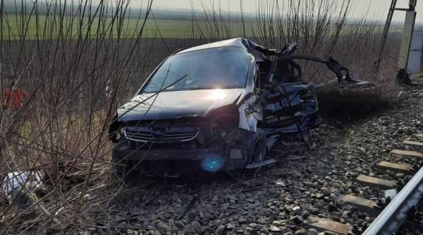 accident feroviar in tartasesti autoturism care nu a oprit la bariera lovit de locomotiva