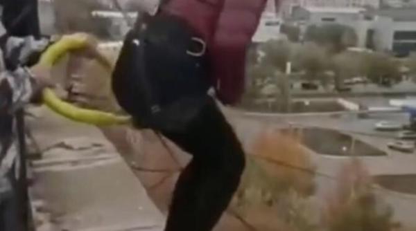 momentul oribil in care o tanara a sarit dar s a zdrobit de asfalt franghia nu i a fost bine fixata a fost trimisa direct spre moarte