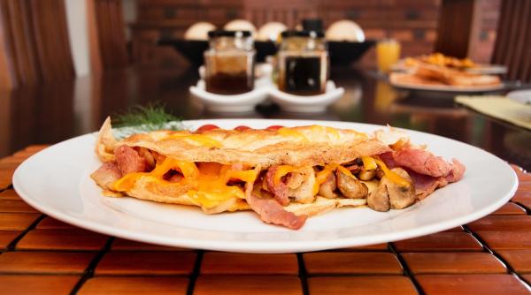 tarta cu crenvursti si cascaval micul dejun rapid si delicios reteta