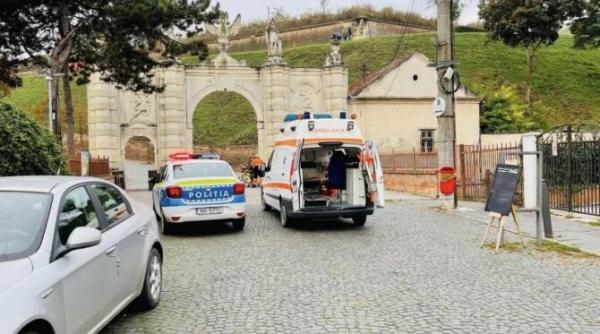 un adolescent a intrat cu bicicleta in plin in zidul portii i a cetatii din alba iulia era pe jos plin de sange a fost dus la spital